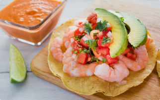 Tacos aux crevettes avec salsa et avocat, un plat délicieux et coloré pour une expérience culinaire savoureuse.